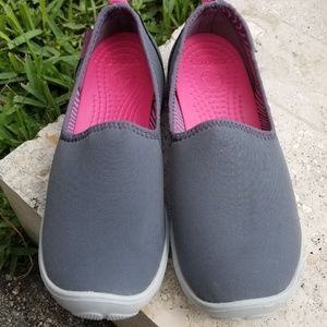 Crocs busy day stretch skimmer